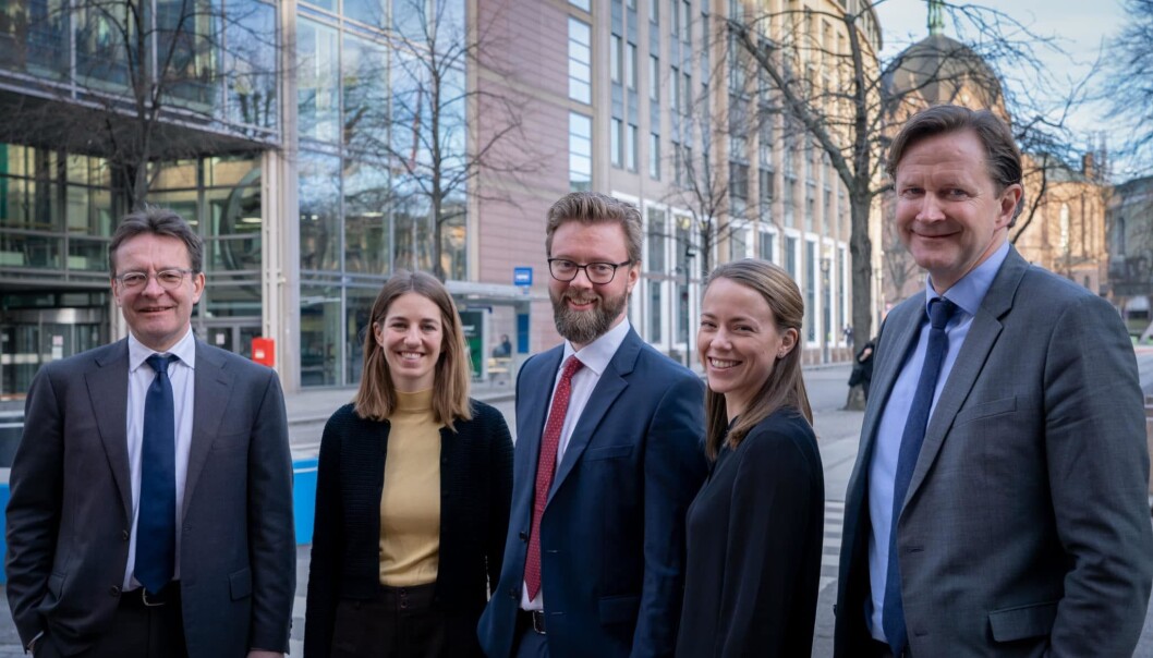 Christopher Hansteen, Ingrid Kverneland-Mogstad, Tor-Børge Bendiksen, Vibeke Holm Teslo, og Jens Kristian Johansen begynte nylig å arbeide i Hjort som holder til i i Akersgata i Oslo. Christopher Hansteen, Ingrid Kverneland-Mogstad, Tor-Børge Bendiksen, Vibeke Holm Teslo, og Jens Kristian Johansen begynte nylig å arbeide i Hjort som holder til i i Akersgata i Oslo.