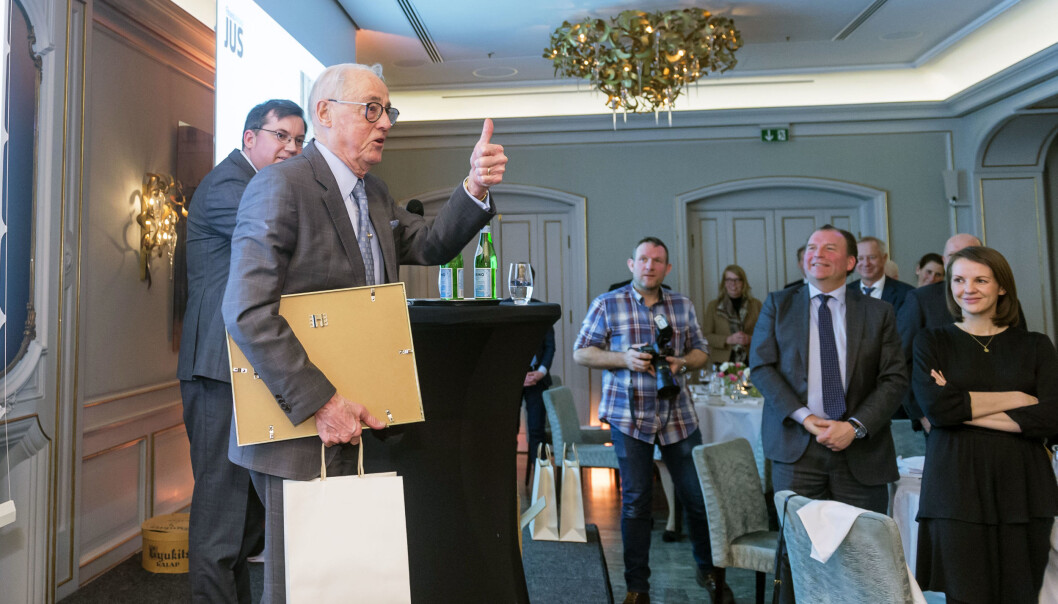 Ole Lund ga tommelen opp da han mottok prisen på Finansavisens galla onsdag kveld. Ole Lund ga tommelen opp da han mottok prisen på Finansavisens galla onsdag kveld.
