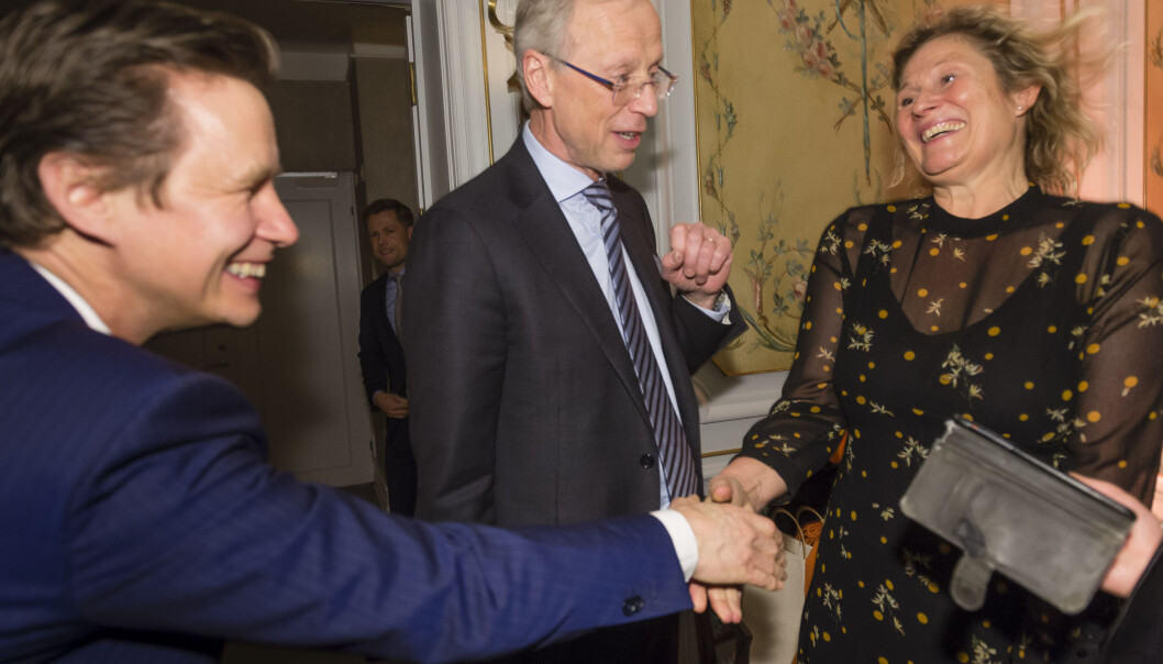 Audun Moen (t.v.) fra DnB fikk nok en gang prisen som årets internadvokat. Han benyttet anledningen til å gratulere BAHR-partner Anne Sofie Bjørkholt som for andre år på rad vant i kategorien fast eiendom. I midten står Bjørkholts tidligere kollega, Wikborg Rein-partner Leif Petter Madsen. Audun Moen (t.v.) fra DnB fikk nok en gang prisen som årets internadvokat. Han benyttet anledningen til å gratulere BAHR-partner Anne Sofie Bjørkholt som for andre år på rad vant i kategorien fast eiendom. I midten står Bjørkholts tidligere kollega, Wikborg Rein-partner Leif Petter Madsen.