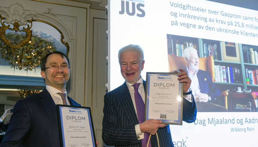 Aadne M. Haga og Dag Mjaaland fra Wikborg Rein kunne glede seg over seieren i kategorien årets juridiske prestasjon for sitt arbeid med Gazprom-saken. Aadne M. Haga og Dag Mjaaland fra Wikborg Rein kunne glede seg over seieren i kategorien årets juridiske prestasjon for sitt arbeid med Gazprom-saken.