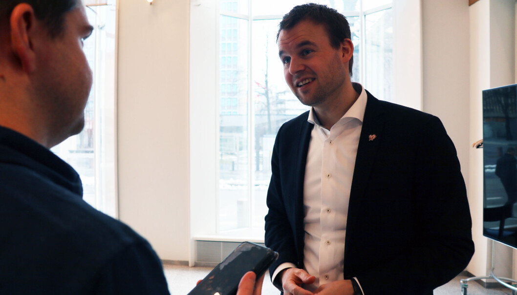 - Regjeringens forslag sikrer både dagens struktur, men vil også gi tyngre fagmiljøer i enkelte rettsteder, sier Kjell Ingolf Ropstad til Advokatbladet. - Regjeringens forslag sikrer både dagens struktur, men vil også gi tyngre fagmiljøer i enkelte rettsteder, sier Kjell Ingolf Ropstad til Advokatbladet.