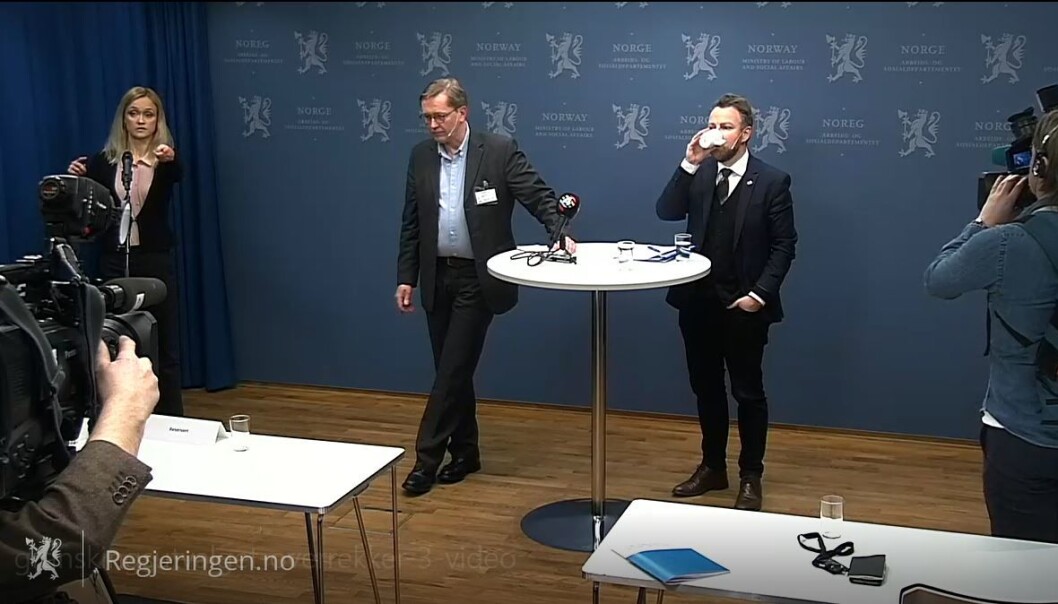 Utvalgsleder Finn Arnesen presenterte delutredningen på en pressekonferansen i dag. Til høyre arbeids- og sosialminister Torbjørn Røe Isaksen (H). Til v. kommunikasjonsjef Nina Kraugerud Ertzaas. Utvalgsleder Finn Arnesen presenterte delutredningen på en pressekonferansen i dag. Til høyre arbeids- og sosialminister Torbjørn Røe Isaksen (H). Til v. kommunikasjonsjef Nina Kraugerud Ertzaas.
