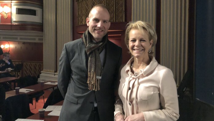 Doktorgradsstipendiat Johannes Mella forsker på advokaters taushetsplikt. Til høyre generalsekretær Merete Smith. Doktorgradsstipendiat Johannes Mella forsker på advokaters taushetsplikt. Til høyre generalsekretær Merete Smith.
