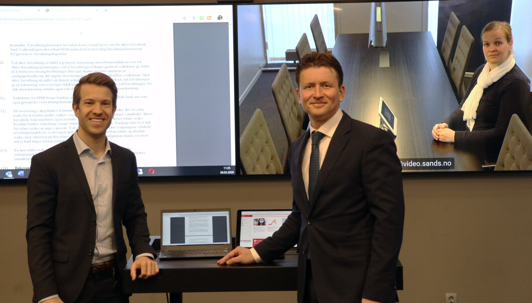 Cato Haukeland, Christian Kjellby Nesset som er innom kontoret kan enkelt koble opp videosystemet til Daniella Dahlen Eide som sitter i Tønsberg. Cato Haukeland, Christian Kjellby Nesset som er innom kontoret kan enkelt koble opp videosystemet til Daniella Dahlen Eide som sitter i Tønsberg.