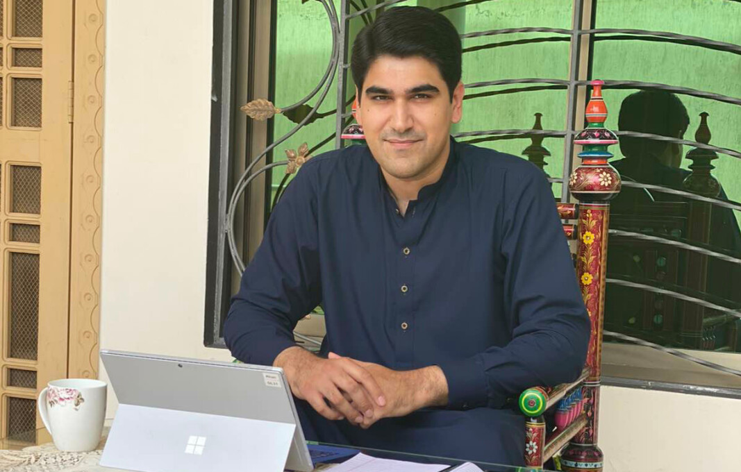 Farhad Ahmed Khan er fagsjef for strafferett i Legalis i Oslo og arbeider nå fra landsbygda i Pakistan. Farhad Ahmed Khan er fagsjef for strafferett i Legalis i Oslo og arbeider nå fra landsbygda i Pakistan.