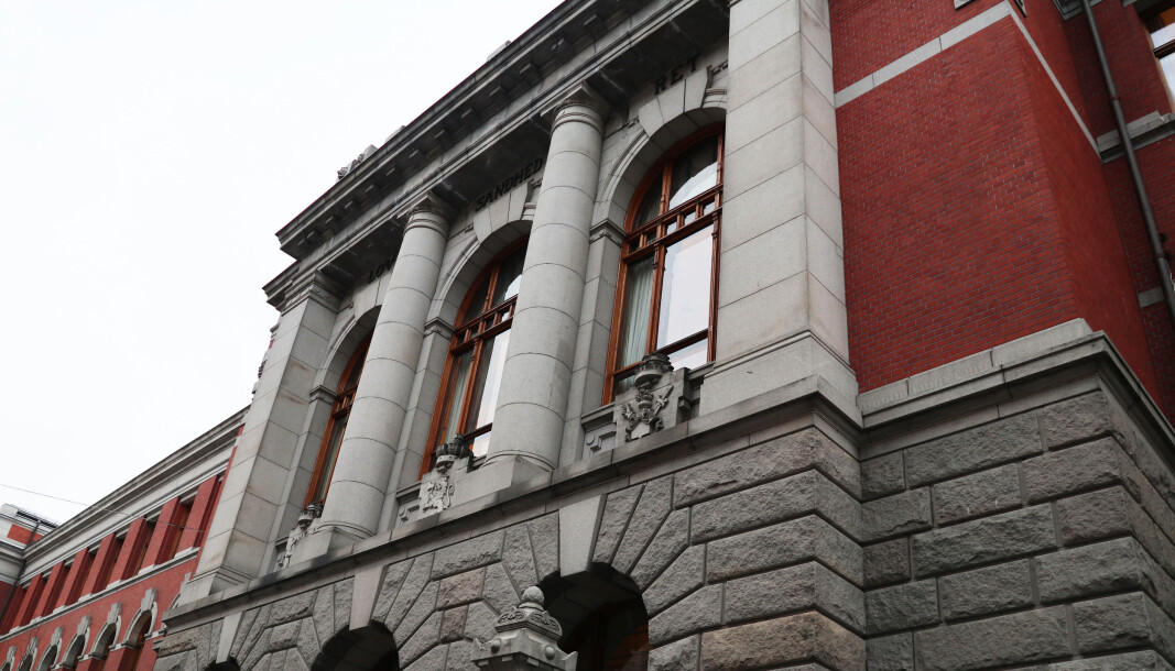 Fredag 3. april falt første dom i Høyesterett etter at skriftlig saksbehandling ble innført som følge av korona-forskriften for domstolene. Fredag 3. april falt første dom i Høyesterett etter at skriftlig saksbehandling ble innført som følge av korona-forskriften for domstolene.