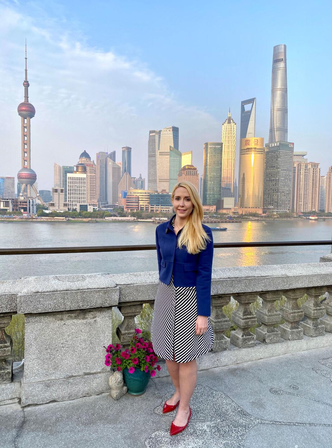 Therese Trulsen bor og arbeider i Shanghai, som har en befolkning på 9 millioner mennesker innenfor bygrensen. I hele Shanghai-området bor det 25 millioner mennesker. Therese Trulsen bor og arbeider i Shanghai, som har en befolkning på 9 millioner mennesker innenfor bygrensen. I hele Shanghai-området bor det 25 millioner mennesker.