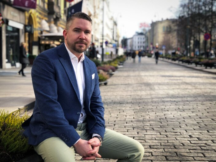Erling Løken Andersen er advokat og innehaver av Omega Media, et norsk IT-utviklingsselskap som har utviklet Advokatguiden. Erling Løken Andersen er advokat og innehaver av Omega Media, et norsk IT-utviklingsselskap som har utviklet Advokatguiden.