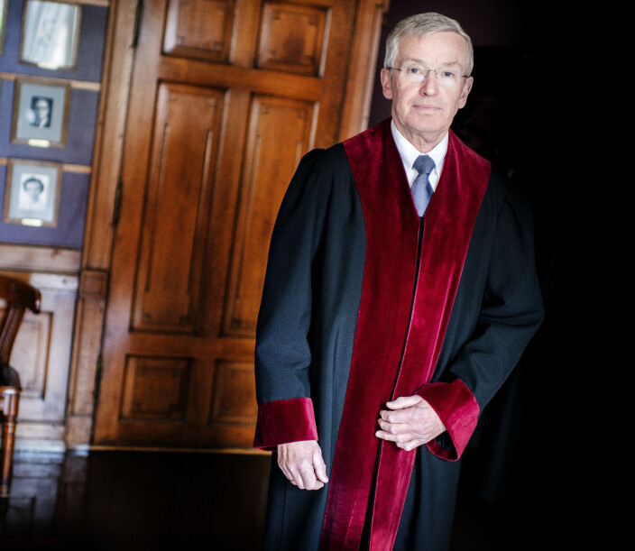 Kappene til dommerne i Høyesterett må ha brem av rød fløyel. Her tidligere justitiarius Tore Schei. Kappene til dommerne i Høyesterett må ha brem av rød fløyel. Her tidligere justitiarius Tore Schei.