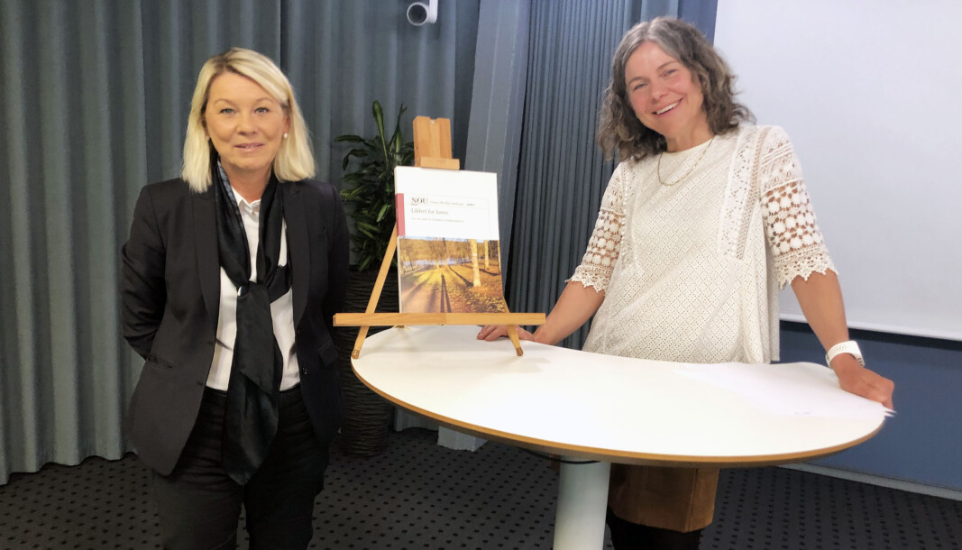 Justisminister Monica Mæland (H) takket utvalgsleder Ingebjørg Tønnessen for arbeidet med forslaget til ny rettshjelpslov, og sa hun var forberedt på at det ville bli gjenstand for mye debatt. Justisminister Monica Mæland (H) takket utvalgsleder Ingebjørg Tønnessen for arbeidet med forslaget til ny rettshjelpslov, og sa hun var forberedt på at det ville bli gjenstand for mye debatt.