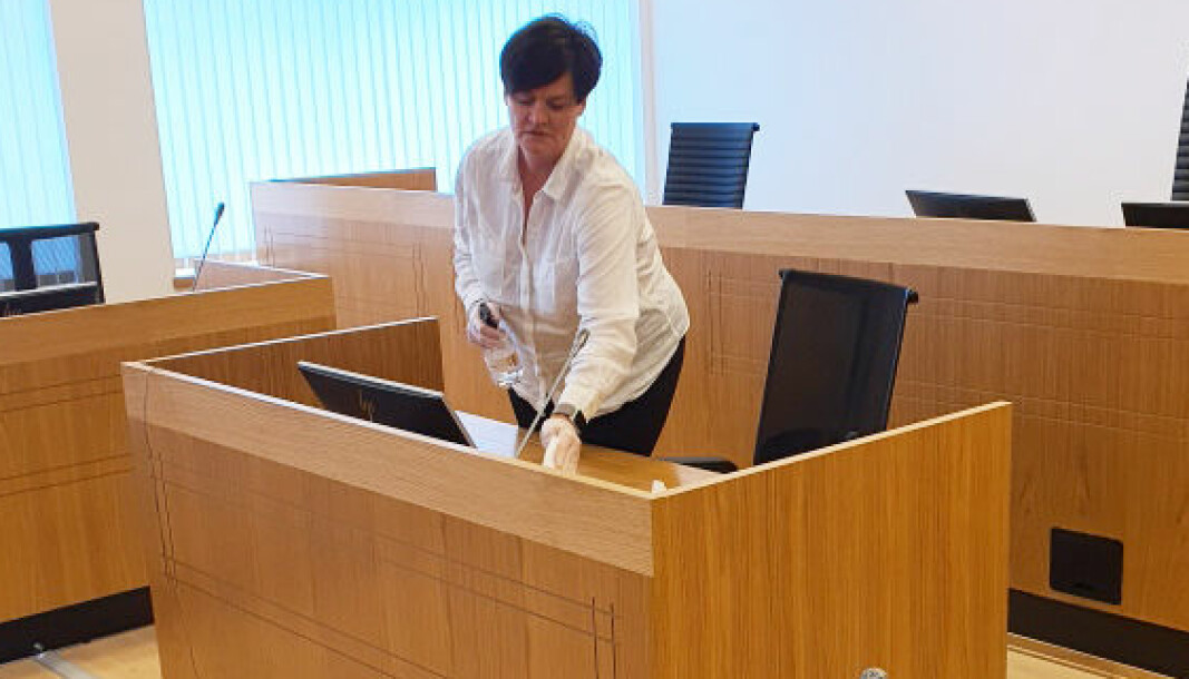 Mens alle aktørene så på måtte advokat Mette Yvonne Larsen tre ganger stå for jobben med å vaske mellom vitnene som vitnet i Lofoten tingrett mandag. Vaskemiddel sto domstolen for.