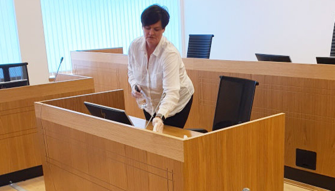 Mens alle aktørene så på måtte advokat Mette Yvonne Larsen tre ganger stå for jobben med å vaske mellom vitnene som vitnet i Lofoten tingrett mandag. Vaskemiddel sto domstolen for. Mens alle aktørene så på måtte advokat Mette Yvonne Larsen tre ganger stå for jobben med å vaske mellom vitnene som vitnet i Lofoten tingrett mandag. Vaskemiddel sto domstolen for.