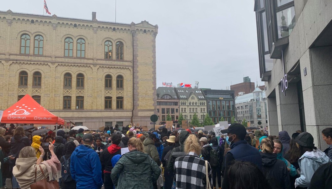 Fredag ettermiddag møtte mange demonstranter opp utenfor Stortinget for å vise sin støtte til George Floyd og mot rasisme. Fredag ettermiddag møtte mange demonstranter opp utenfor Stortinget for å vise sin støtte til George Floyd og mot rasisme.