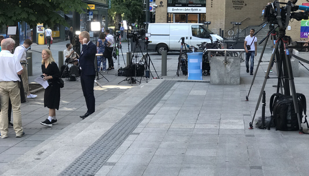 Et massivt presseoppbud sto fredag utenfor Oslo tinghus der den 83 siders lange knusende dommen mot Eirik Jensen ble lest opp. Et massivt presseoppbud sto fredag utenfor Oslo tinghus der den 83 siders lange knusende dommen mot Eirik Jensen ble lest opp.