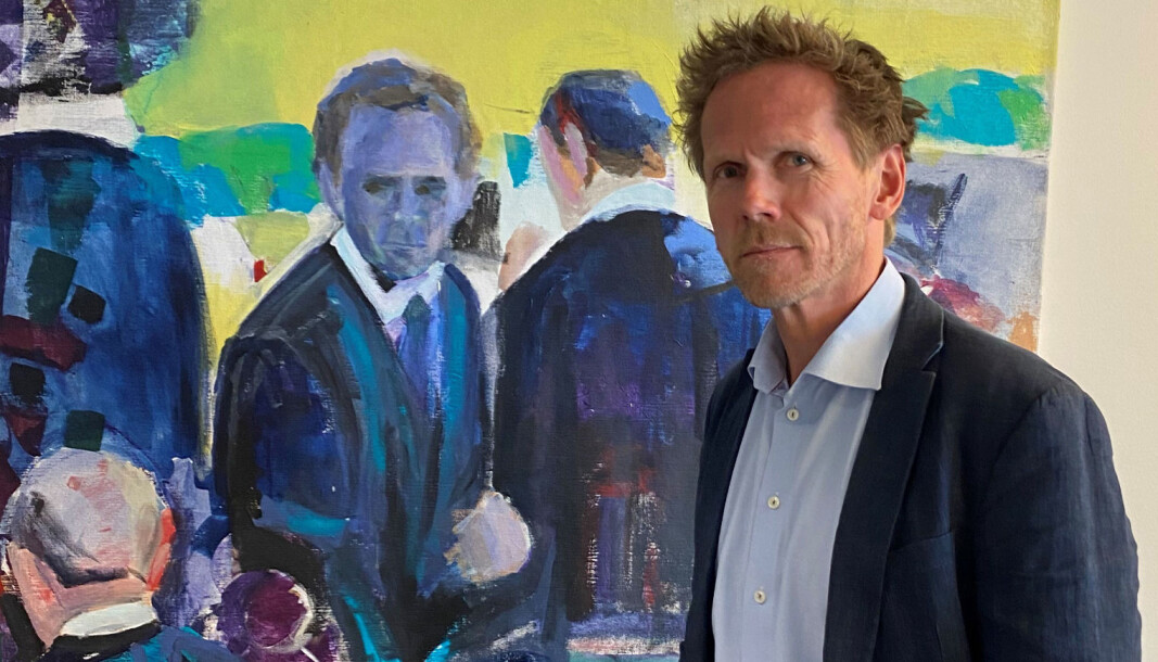 Fredrik Sejersted foran et maleri der han selv figurerer, malt av en ansatt hos Regjeringsadvokaten. Fredrik Sejersted foran et maleri der han selv figurerer, malt av en ansatt hos Regjeringsadvokaten.