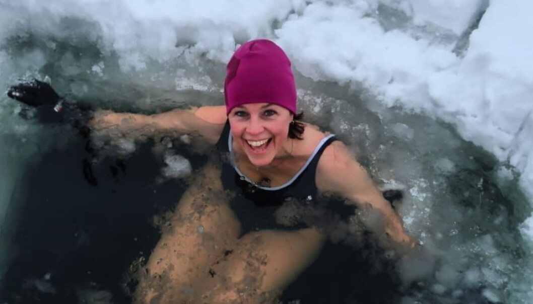 – Når man jobber med sånt som jeg, må man tømme hodet. For meg betyr det å bade i ishull, gå i fjellet eller å gjøre yoga. Eller drikke litt champagne. Det hjelper også, sier Ingelin M. Gundersen. – Når man jobber med sånt som jeg, må man tømme hodet. For meg betyr det å bade i ishull, gå i fjellet eller å gjøre yoga. Eller drikke litt champagne. Det hjelper også, sier Ingelin M. Gundersen.