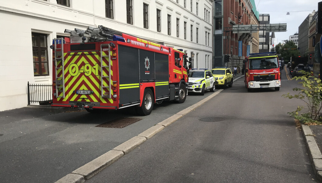 Også flere styrker fra brannvesenet var på plass utenfor Advokatfirmaet Elden. Også flere styrker fra brannvesenet var på plass utenfor Advokatfirmaet Elden.
