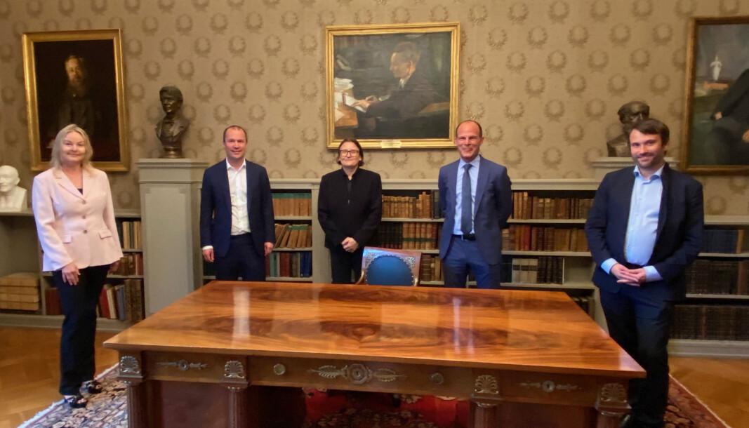Agnete Haugerud fra Ernst & Young, Thor Legård fra KPMG Law, Ragnhild Hennum fra UiO, Omar G. Dajani fra Finansdepartementet, og Daniel Herde fra Deloitte var med da avtalen ble underskrevet. Agnete Haugerud fra Ernst & Young, Thor Legård fra KPMG Law, Ragnhild Hennum fra UiO, Omar G. Dajani fra Finansdepartementet, og Daniel Herde fra Deloitte var med da avtalen ble underskrevet.