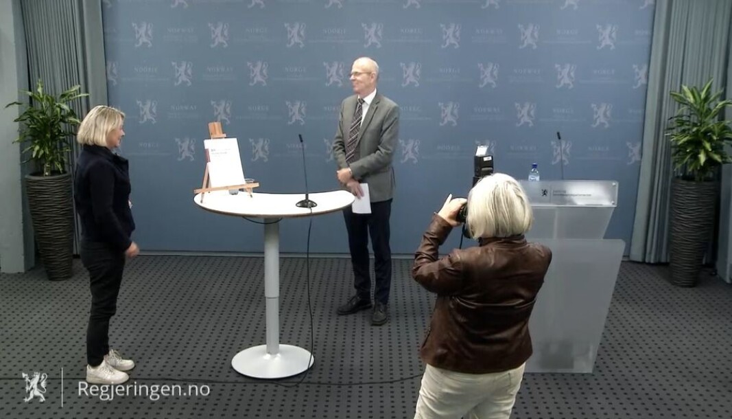 Det ble en koronavennlig overrekkelse av Domstolkommisjonens andre delutredning. Det ble en koronavennlig overrekkelse av Domstolkommisjonens andre delutredning.