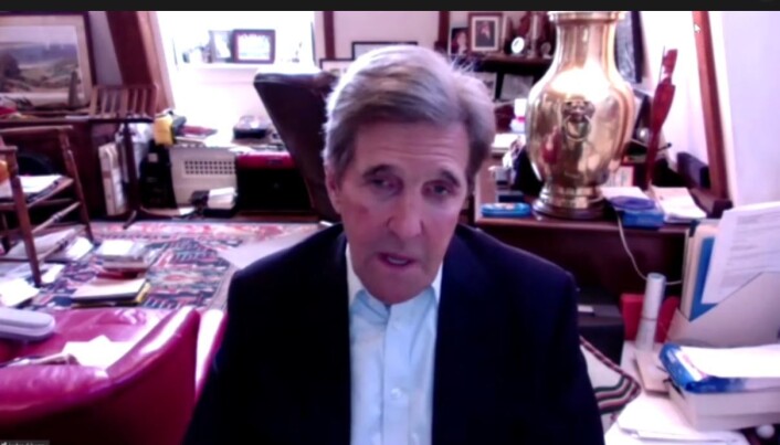 John Kerry stilte som foredragsholder fra sitt kontor. John Kerry stilte som foredragsholder fra sitt kontor.