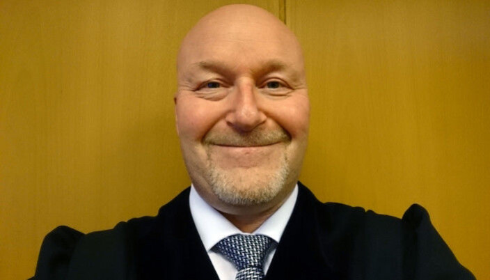 Frank Kjetil Olsen er sorenskriver ved Senja tingrett der det i tillegg til ham er ansatt en dommer, to dommerfullmektiger og tre saksbehandlere. Frank Kjetil Olsen er sorenskriver ved Senja tingrett der det i tillegg til ham er ansatt en dommer, to dommerfullmektiger og tre saksbehandlere.