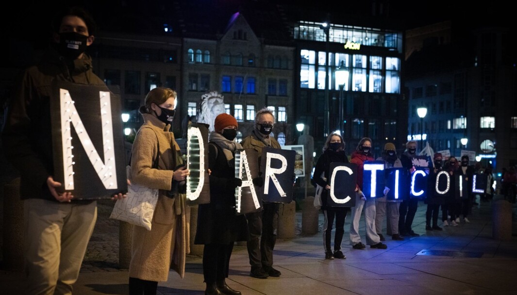 I går møtte folk opp klokken 18.14 og tente lys for Grunnloven til støtte for klimasøksmålet, skriver Greenpeace på sin Facebook-side Klimating Arktis. Her fra markeringen i Oslo. I går møtte folk opp klokken 18.14 og tente lys for Grunnloven til støtte for klimasøksmålet, skriver Greenpeace på sin Facebook-side Klimating Arktis. Her fra markeringen i Oslo.