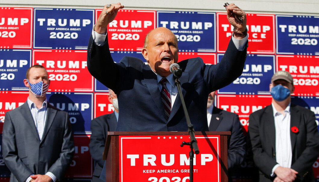 Donald Trumps advokat Rudy Giuliani varsler søksmål i Pennsylvania. Donald Trumps advokat Rudy Giuliani varsler søksmål i Pennsylvania.