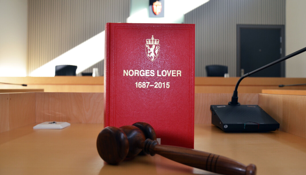 Dersom regjeringens forslag om å gjøre om 37 tingretter til rettssteder går gjennom, frykter tingrettsdommer Øyvind Johnsen at Domstoladministrasjonen vil legge dem ned en etter en - uten å involvere Stortinget. Dersom regjeringens forslag om å gjøre om 37 tingretter til rettssteder går gjennom, frykter tingrettsdommer Øyvind Johnsen at Domstoladministrasjonen vil legge dem ned en etter en - uten å involvere Stortinget.