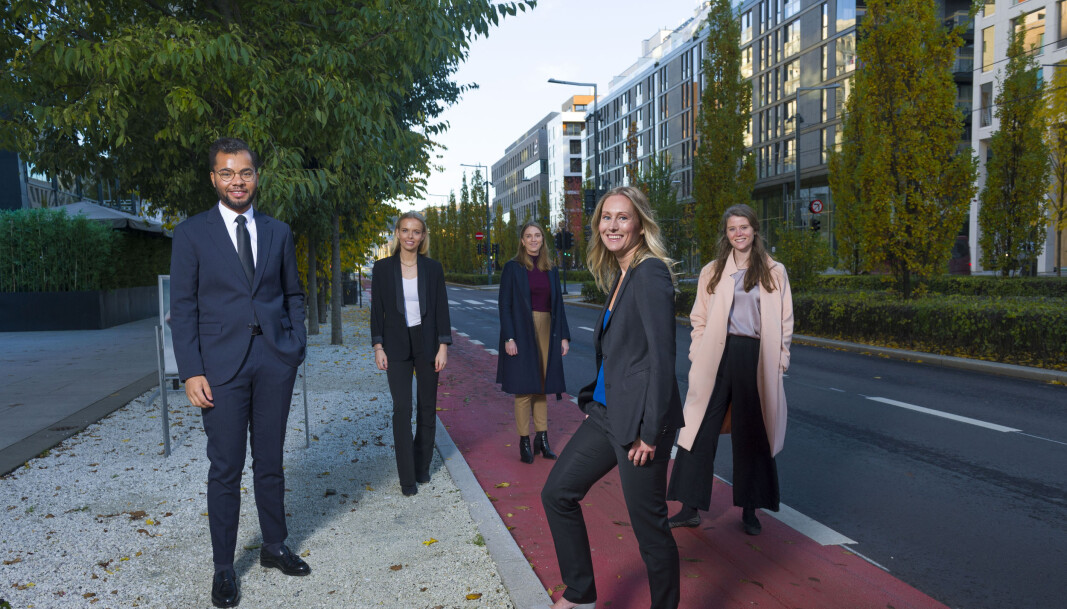 Advokatbladet samlet én advokat fra hvert av de Talentpris-nominerte firmaene til en fotoseanse i Bjørvika i Oslo sentrum. (F.v.) Patrick Oware (Wikborg Rein), Aurora Bjørnvold Assev (Riisa & Co.), Oda Ekre (Wiersholm), Elisabeth Hoffman (Bull & Co.) og Heidi Jorkjend (Thommessen). Foto: Geir Egil Skog Advokatbladet samlet én advokat fra hvert av de Talentpris-nominerte firmaene til en fotoseanse i Bjørvika i Oslo sentrum. (F.v.) Patrick Oware (Wikborg Rein), Aurora Bjørnvold Assev (Riisa & Co.), Oda Ekre (Wiersholm), Elisabeth Hoffman (Bull & Co.) og Heidi Jorkjend (Thommessen). Foto: Geir Egil Skog
