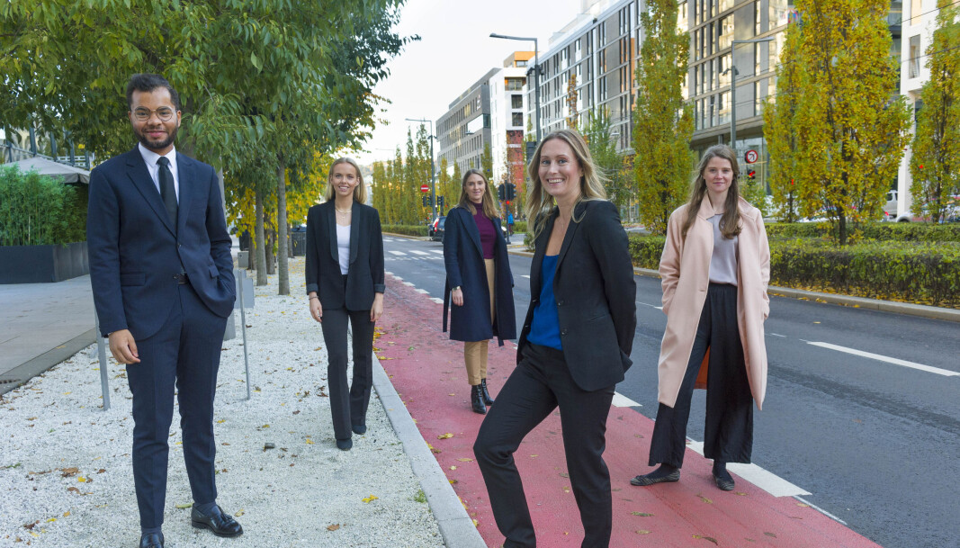 Advokatbladet samlet én advokat fra hvert av de Talentpris-nominerte firmaene til en fotoseanse i Bjørvika i Oslo sentrum. (F.v.) Patrick Oware (Wikborg Rein), Aurora Bjørnvold Assev (Riisa & Co.), Oda Ekre (Wiersholm), Elisabeth Hoffman (Bull & Co.) og Heidi Jorkjend (Thommessen). Advokatbladet samlet én advokat fra hvert av de Talentpris-nominerte firmaene til en fotoseanse i Bjørvika i Oslo sentrum. (F.v.) Patrick Oware (Wikborg Rein), Aurora Bjørnvold Assev (Riisa & Co.), Oda Ekre (Wiersholm), Elisabeth Hoffman (Bull & Co.) og Heidi Jorkjend (Thommessen).