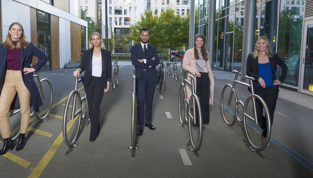 Advokatbladet samlet én advokat fra hvert av de Talentpris-nominerte firmaene til en fotoseanse i Bjørvika i Oslo sentrum. (F.v.) Oda Ekre (Wiersholm), Aurora Bjørnvold Assev (Riisa & Co.), Patrick Oware (Wikborg Rein), Heidi Jorkjend (Thommessen), Elisabeth Hoffman (Bull & Co.). Advokatbladet samlet én advokat fra hvert av de Talentpris-nominerte firmaene til en fotoseanse i Bjørvika i Oslo sentrum. (F.v.) Oda Ekre (Wiersholm), Aurora Bjørnvold Assev (Riisa & Co.), Patrick Oware (Wikborg Rein), Heidi Jorkjend (Thommessen), Elisabeth Hoffman (Bull & Co.).