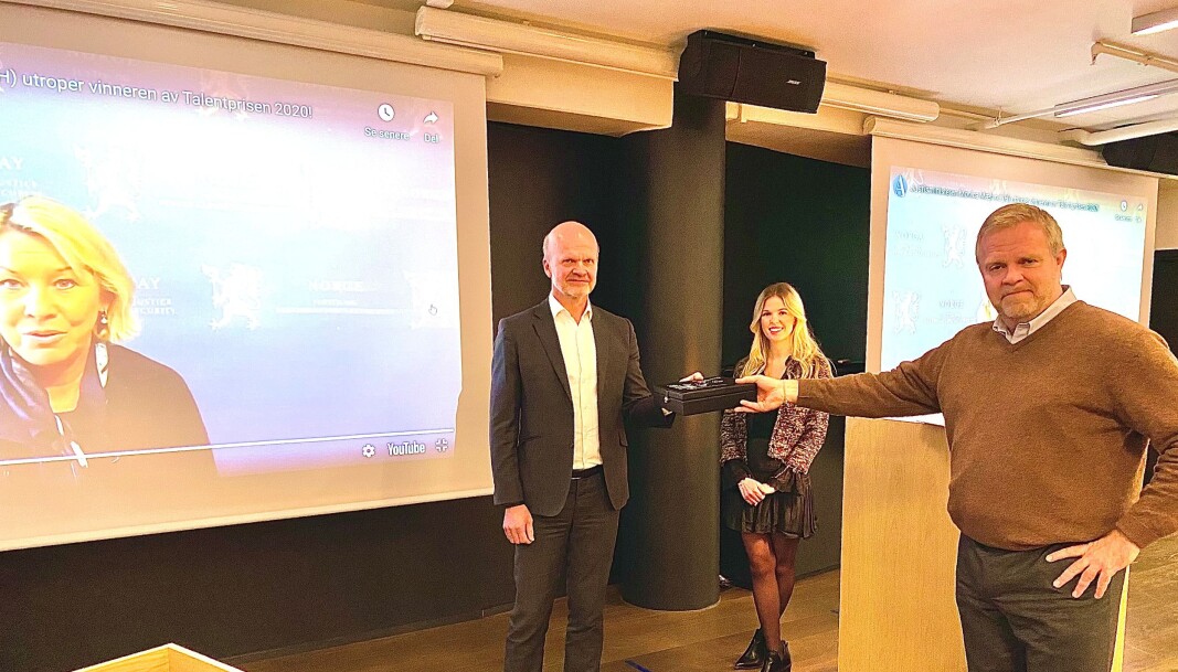 Behørig avstand da Wiersholm-partner Kai Thøgersen, og HR-rådgiver Jenny Louise Meinich mottok Talentprisen fra Advokatforeningens leder Jon Wessel-Aas fredag formiddag. I bakgrunnen skimtes justisminister Monica Mæland som gav sin begrunnelse på video. Foto: Henrik Skjevestad Behørig avstand da Wiersholm-partner Kai Thøgersen, og HR-rådgiver Jenny Louise Meinich mottok Talentprisen fra Advokatforeningens leder Jon Wessel-Aas fredag formiddag. I bakgrunnen skimtes justisminister Monica Mæland som gav sin begrunnelse på video. Foto: Henrik Skjevestad