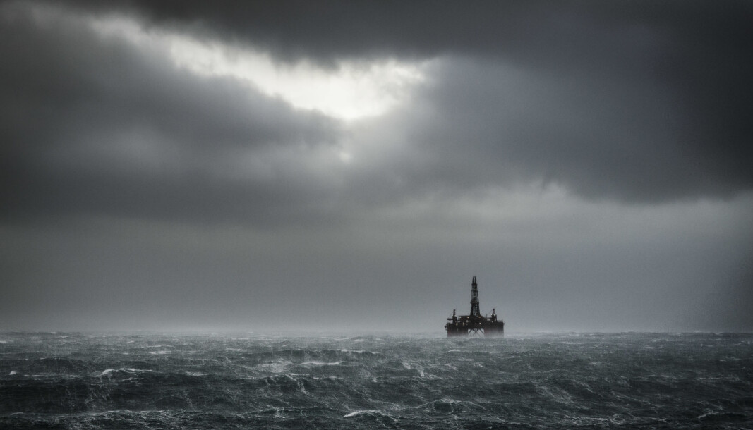 Oljeriggen Ocean Nomad fotografert i høststorm. Oljeriggen Ocean Nomad fotografert i høststorm.