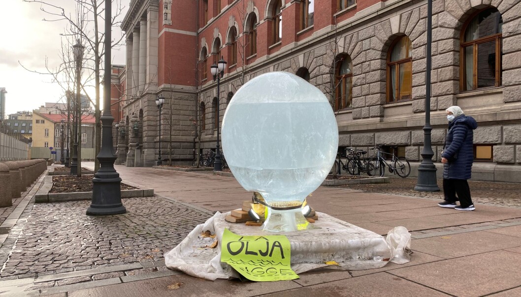 Aksjonister satte opp en klode av is utenfor Høyesterett mens plenumssaken pågikk. Aksjonister satte opp en klode av is utenfor Høyesterett mens plenumssaken pågikk.