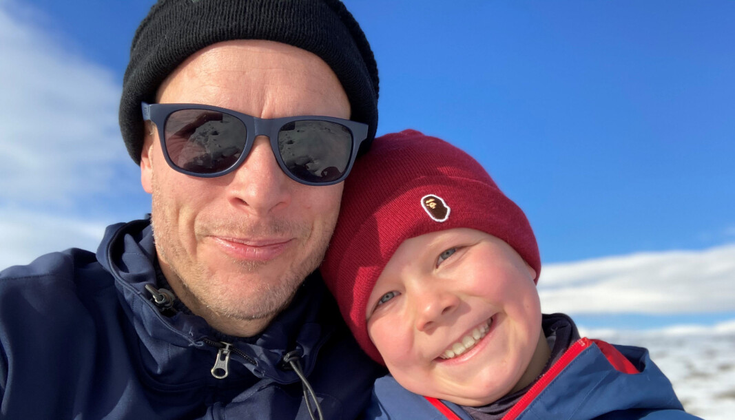 Sverre Tyrhaug ser frem til en rolig julefeiring med den nærmeste familien. Her med en av hans fire sønner Egil (9). Sverre Tyrhaug ser frem til en rolig julefeiring med den nærmeste familien. Her med en av hans fire sønner Egil (9).