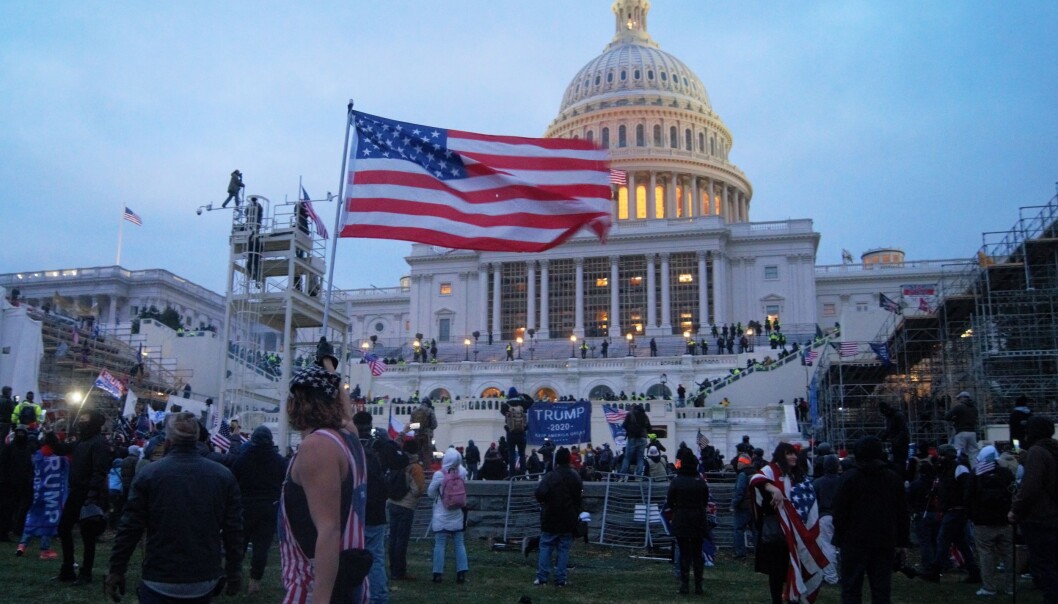 Flere av Trump-kampanjens advokater har kommet med usanne påstander som har oppildnet valgets tapere, mener amerikanske kommentatorer. Her fra opptøyene i Washington DC denne uken. Flere av Trump-kampanjens advokater har kommet med usanne påstander som har oppildnet valgets tapere, mener amerikanske kommentatorer. Her fra opptøyene i Washington DC denne uken.