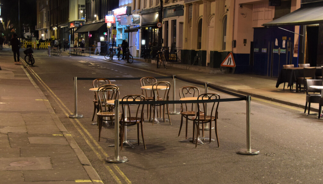 Regjeringen ønsker å ha muligheten til å innføre et portforbud, og dermed enda tommere gater. Her fra en tom restaurantgate i London i fjor høst. Regjeringen ønsker å ha muligheten til å innføre et portforbud, og dermed enda tommere gater. Her fra en tom restaurantgate i London i fjor høst.