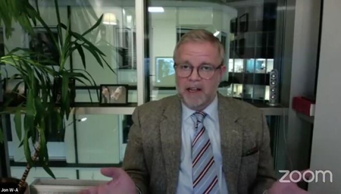 Jon Wessel-Aas mener at det bør høstes erfaringer med oppheving av rettsrådsmonopolet før spørsmålet om å tillate eksterne eiere diskuteres videre. Jon Wessel-Aas mener at det bør høstes erfaringer med oppheving av rettsrådsmonopolet før spørsmålet om å tillate eksterne eiere diskuteres videre.