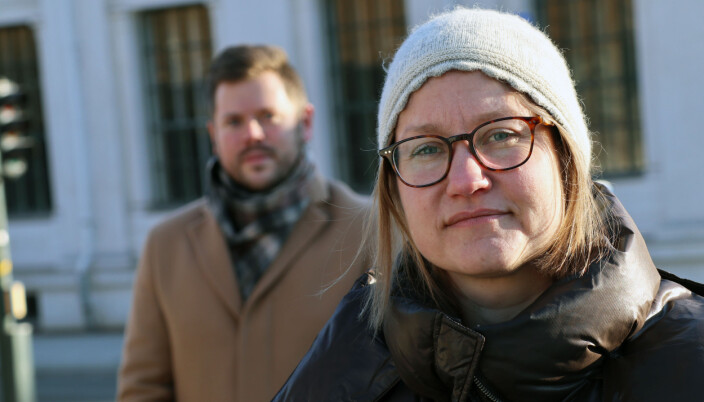 Tina Storsletten Nordstrøm med utvalgsmedlem og EY-advokat Thomas Knutsen i bakgrunnen. Tina Storsletten Nordstrøm med utvalgsmedlem og EY-advokat Thomas Knutsen i bakgrunnen.