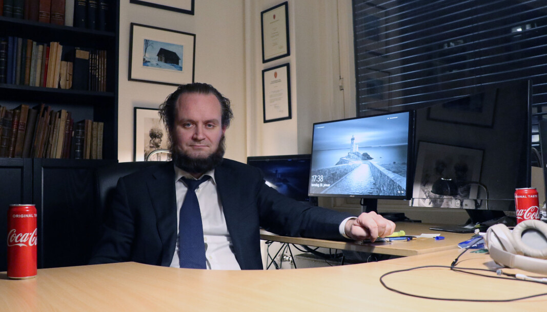 Advokat Nils Christian Nordhus avslutter gjerne arbeidsdagen i elleve-tiden om kvelden. Advokat Nils Christian Nordhus avslutter gjerne arbeidsdagen i elleve-tiden om kvelden.
