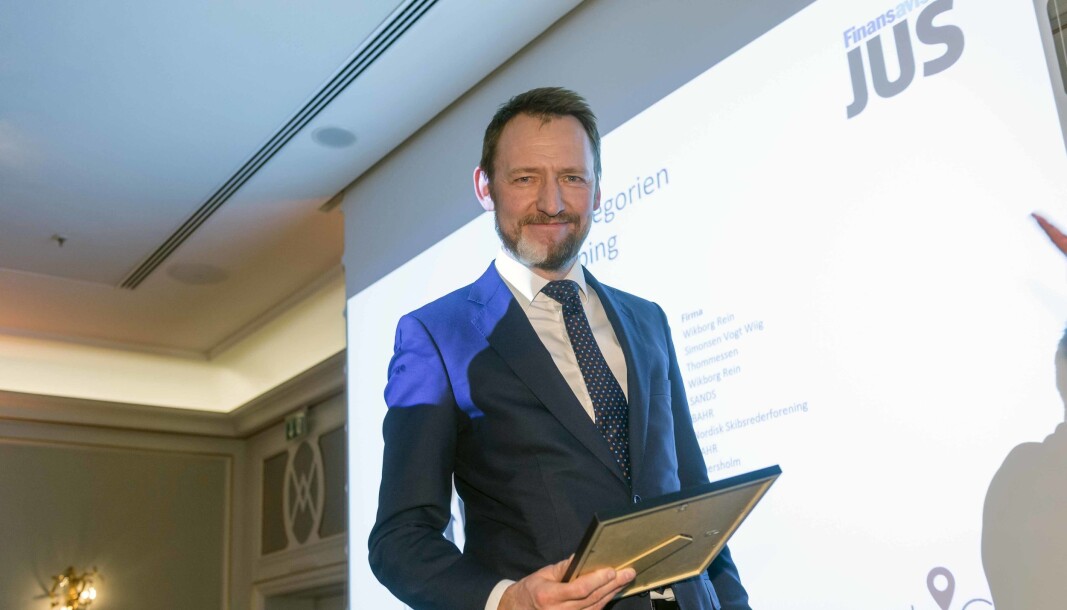 Oddbjørn Slinning har i flere år vært rangert som en av landets ledende advokater innen shipping. Her fra da han mottok diplom som vinner i fjorårets advokatundersøkelse i regi av Finansavisen. Oddbjørn Slinning har i flere år vært rangert som en av landets ledende advokater innen shipping. Her fra da han mottok diplom som vinner i fjorårets advokatundersøkelse i regi av Finansavisen.