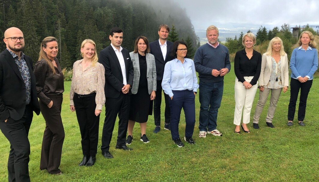 Advokatforeningens hovedstyre, fra v. Anton Forssten, Cecilie Nakstad, Silje C. Hellesen, Mohsin Ramani, Cathrin Myre Skram, Bjarte Døssland, Trude Marie Wold, Jon Wessel-Aas, generalsekretær Merete Smith, Marte Reier og Irene Kildebo. Advokatforeningens hovedstyre, fra v. Anton Forssten, Cecilie Nakstad, Silje C. Hellesen, Mohsin Ramani, Cathrin Myre Skram, Bjarte Døssland, Trude Marie Wold, Jon Wessel-Aas, generalsekretær Merete Smith, Marte Reier og Irene Kildebo.