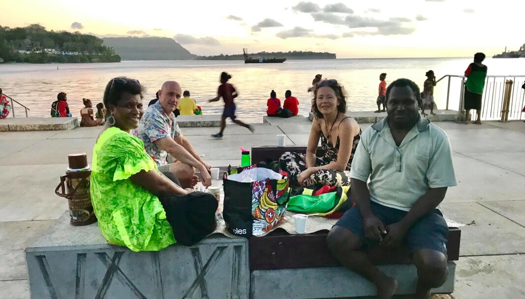 Uavhengighetsfeiring sammen med familien Markward. Ruben er direktør for campus ved universitet i Port Vila, Meresimani er min advokat-kollega. Uavhengighetsfeiring sammen med familien Markward. Ruben er direktør for campus ved universitet i Port Vila, Meresimani er min advokat-kollega.