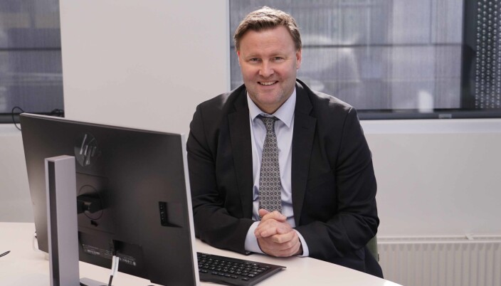 Selv om han ikke var helt ukjent før heller, er det koronapressekonferanser og daglige uttalelser til mediene som har gjort Espen Rostrup Nakstad til allemannseie. Selv om han ikke var helt ukjent før heller, er det koronapressekonferanser og daglige uttalelser til mediene som har gjort Espen Rostrup Nakstad til allemannseie.
