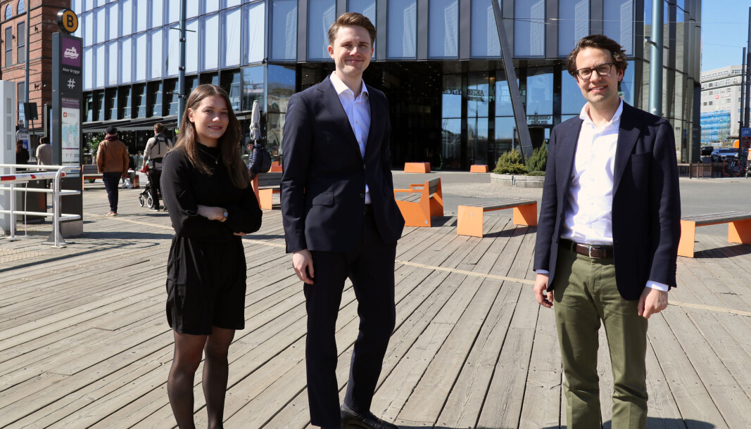 – Studiekolleger kan bli klienter, og for advokater som kommer oppover er det lurt å være bevisst på dette, uten å overdrive, sier Wiersholm-partner Atle Gabrielsen (t.h.). Her med advokatfullmektig Kristin Tandy og fast advokat Jørgen Barkvoll. – Studiekolleger kan bli klienter, og for advokater som kommer oppover er det lurt å være bevisst på dette, uten å overdrive, sier Wiersholm-partner Atle Gabrielsen (t.h.). Her med advokatfullmektig Kristin Tandy og fast advokat Jørgen Barkvoll.