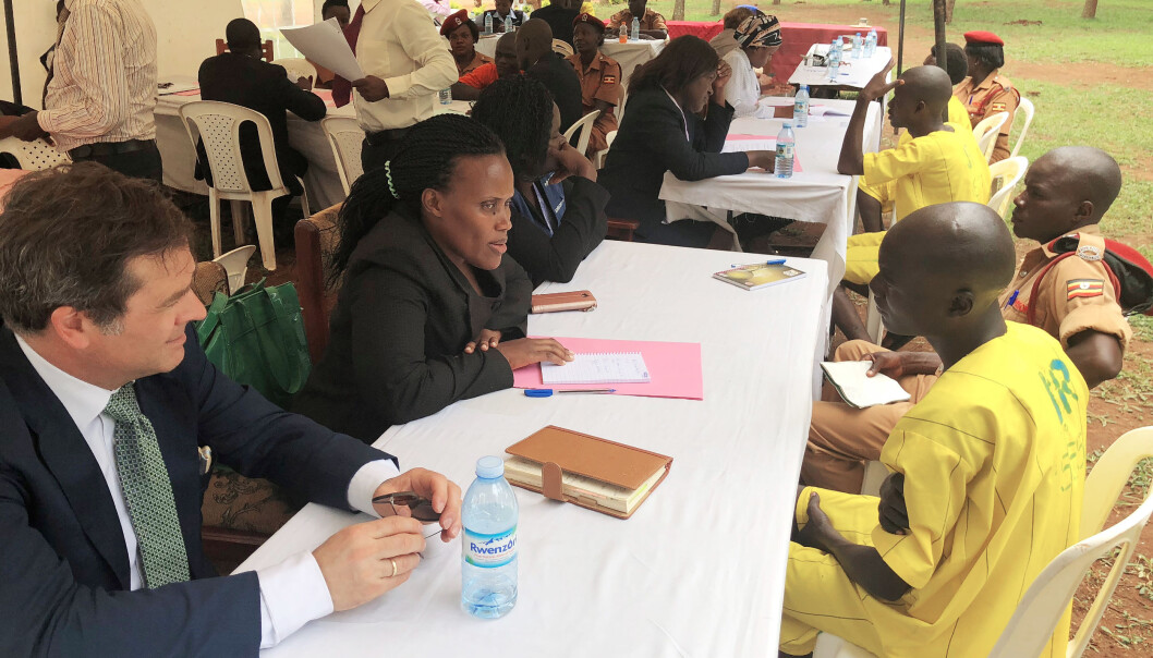 Paal-Henrich Berle var tilstede på en masse-plea bargaining-seanse i Uganda, der 55 fanger med hjelp fra advokater forhandlet seg frem til lavere straffer. Paal-Henrich Berle var tilstede på en masse-plea bargaining-seanse i Uganda, der 55 fanger med hjelp fra advokater forhandlet seg frem til lavere straffer.
