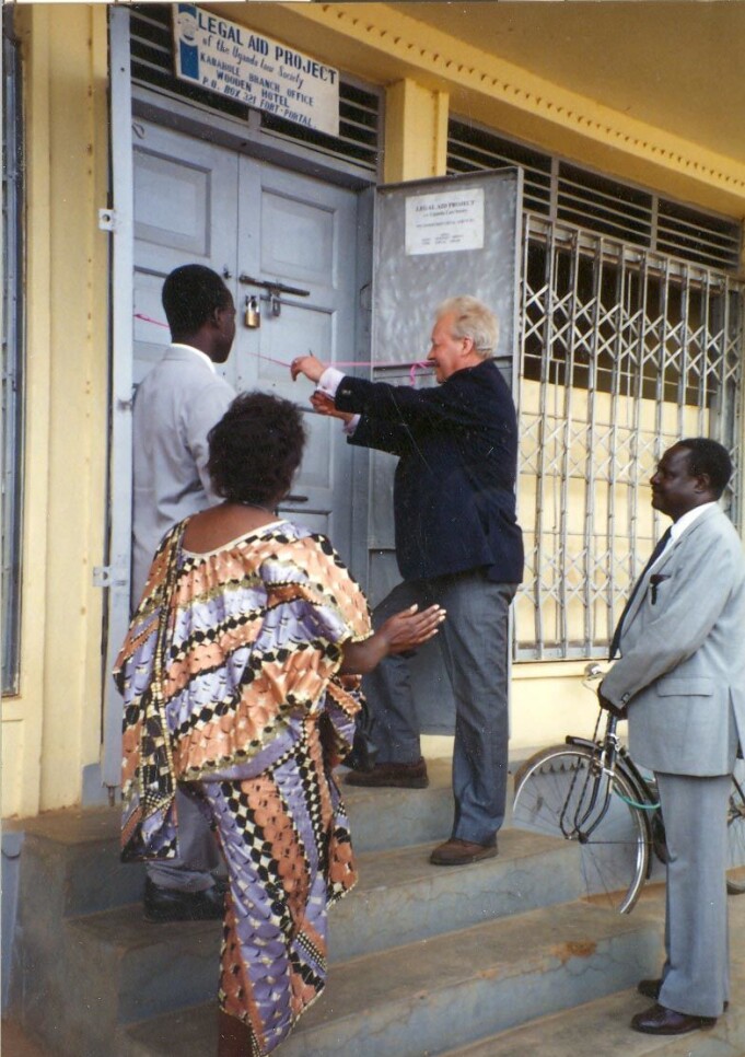 Advokatforeningens utsendte, Arve Opdahl, åpnet en ny rettshjelpsklinikk i 1994. Advokatforeningens utsendte, Arve Opdahl, åpnet en ny rettshjelpsklinikk i 1994.
