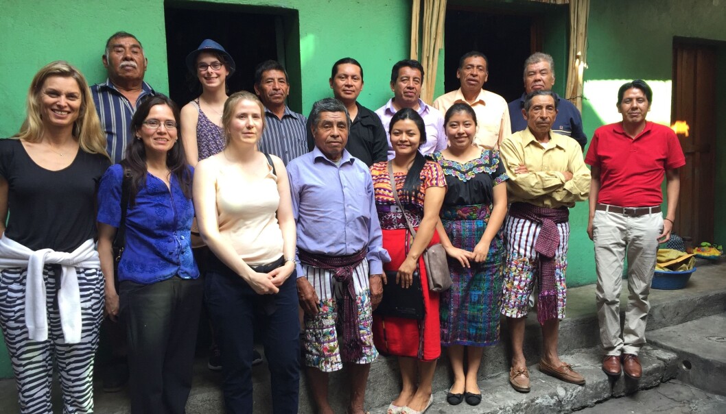 De norske advokatene Ellen-Karine Hektoen og Jannicke Knudsen sammen med tolk og representanter for advokatforeningen for mayafolket i Guatemala. De norske advokatene Ellen-Karine Hektoen og Jannicke Knudsen sammen med tolk og representanter for advokatforeningen for mayafolket i Guatemala.