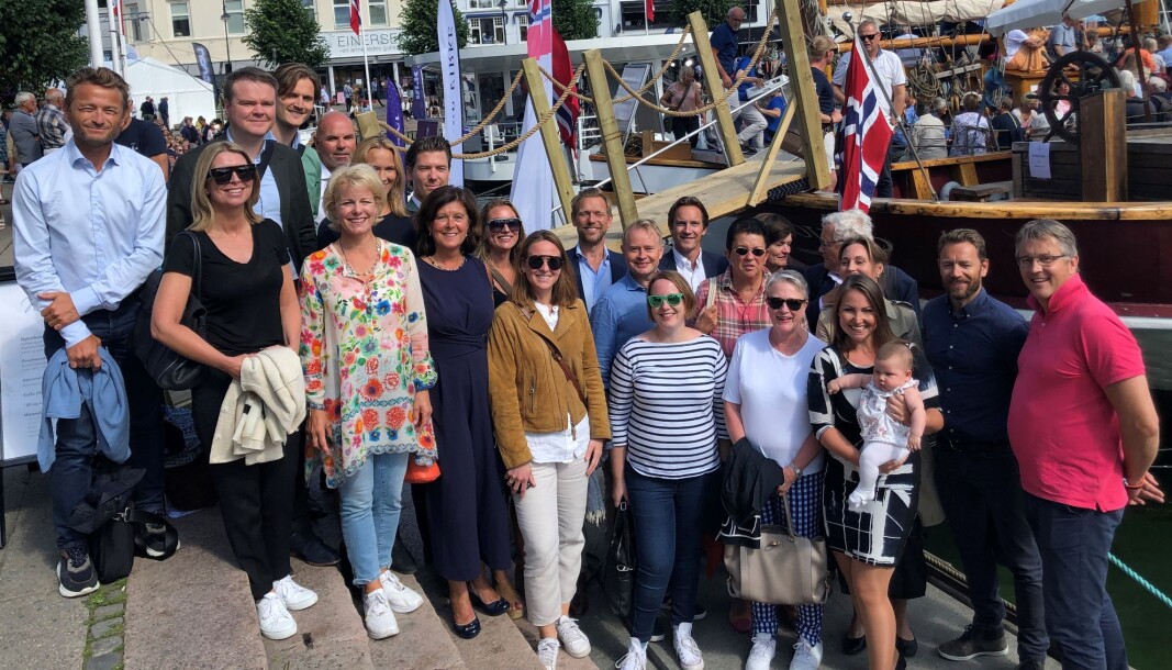 I 2019 hadde en rekke advokater funnet veien til Arendalsuka. Advokatbladet samlet dem til et bilde ved bryggekanten. I 2019 hadde en rekke advokater funnet veien til Arendalsuka. Advokatbladet samlet dem til et bilde ved bryggekanten.