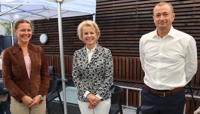 Hald & Co-partnere Marianne Rodvelt (t.v.) og Magne Olsen (t.h.) sammen med Advokatforeningens generealsekretær Merete Smith på firmaets takterrasse. Hald & Co-partnere Marianne Rodvelt (t.v.) og Magne Olsen (t.h.) sammen med Advokatforeningens generealsekretær Merete Smith på firmaets takterrasse.